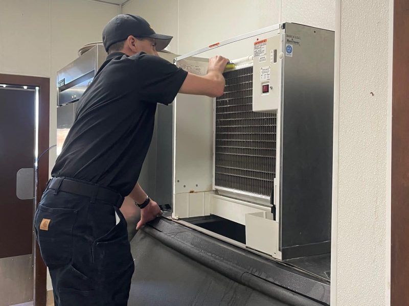 Ice machine repair technician in Brentwood