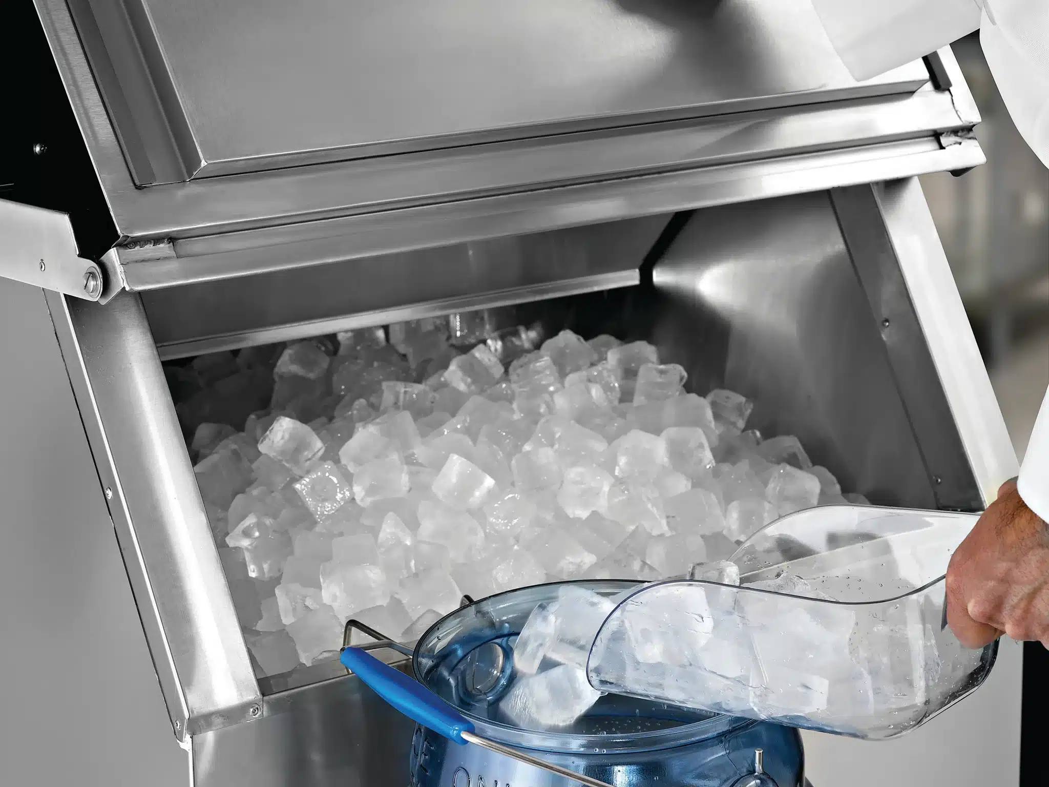 Kold-Draft full cube ice machine repair technician in Brentwood